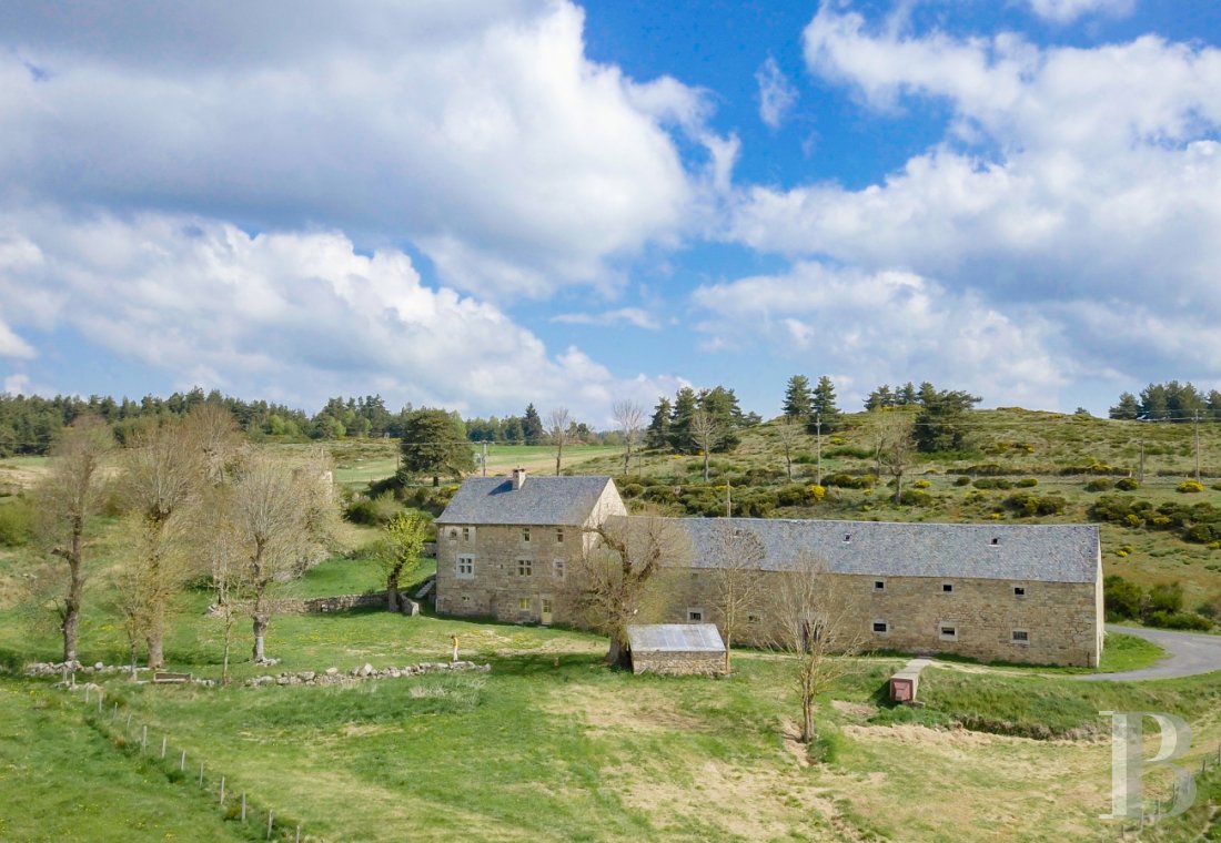An old farm and dovecote in Lozère, at the entrance to the Aubrac plateau - photo  n°5